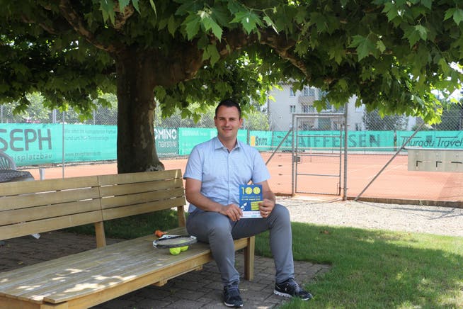 Klubpräsident Christoph Walser auf dem Bänkli vor dem Tennisplatz in Bürglen.
