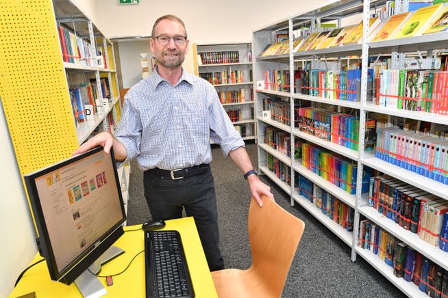Roland Hochstrasser, Leiter der Jugendbibliothek Olten, erzählt von der Nutzung der Bibliothek während der Sommer- und Ferienzeit.