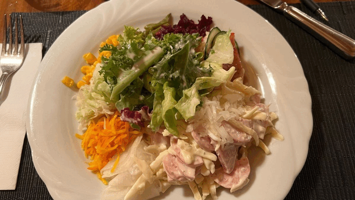 Der Wurst-Käse-Salat im Zuger «Freimann» sieht aus, wie er aussehen muss. (Bild: Marco Morosoli (28. Juli 2022))
