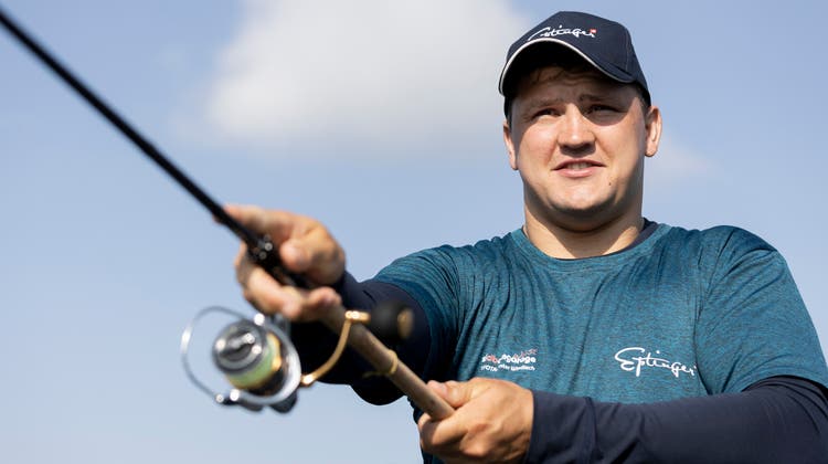 Von Tennwil aus fährt Nick Alpiger mit seinem eigenen Boot auf den Hallwilersee zum Fischen. (Severin Bigler)