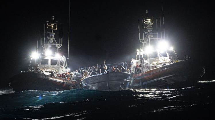 Die Reise über das Mittelmeer ist lange und gefährlich. Die Flüchtlinge geraten daher sehr oft in Seenot. (Keystone)