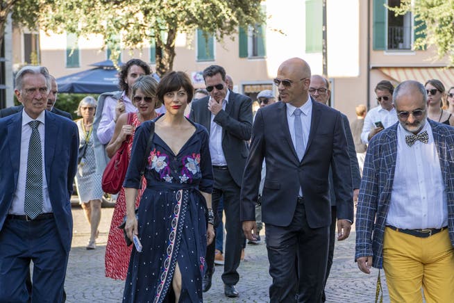 Einer von 8000: Alain Berset ist mit seiner Frau auf dem Weg zur Piazza Grande – zusammen mit Festivalpräsident Marco Solari (l.) sowie dem künstlerischen Direktor Giona Nazzaro (r.).