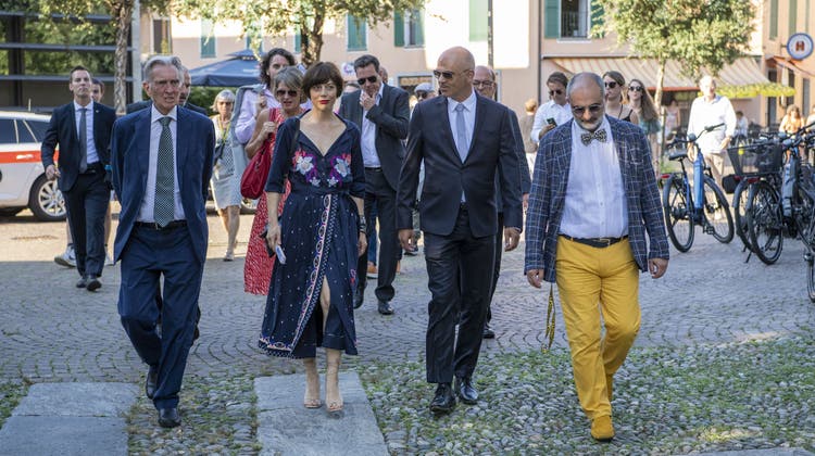 Einer von 8000: Alain Berset ist mit seiner Frau auf dem Weg zur Piazza Grande – zusammen mit Festivalpräsident Marco Solari (l.) sowie dem künstlerischen Direktor Giona Nazzaro (r.). (Bild: Urs Flueeler / EPA)
