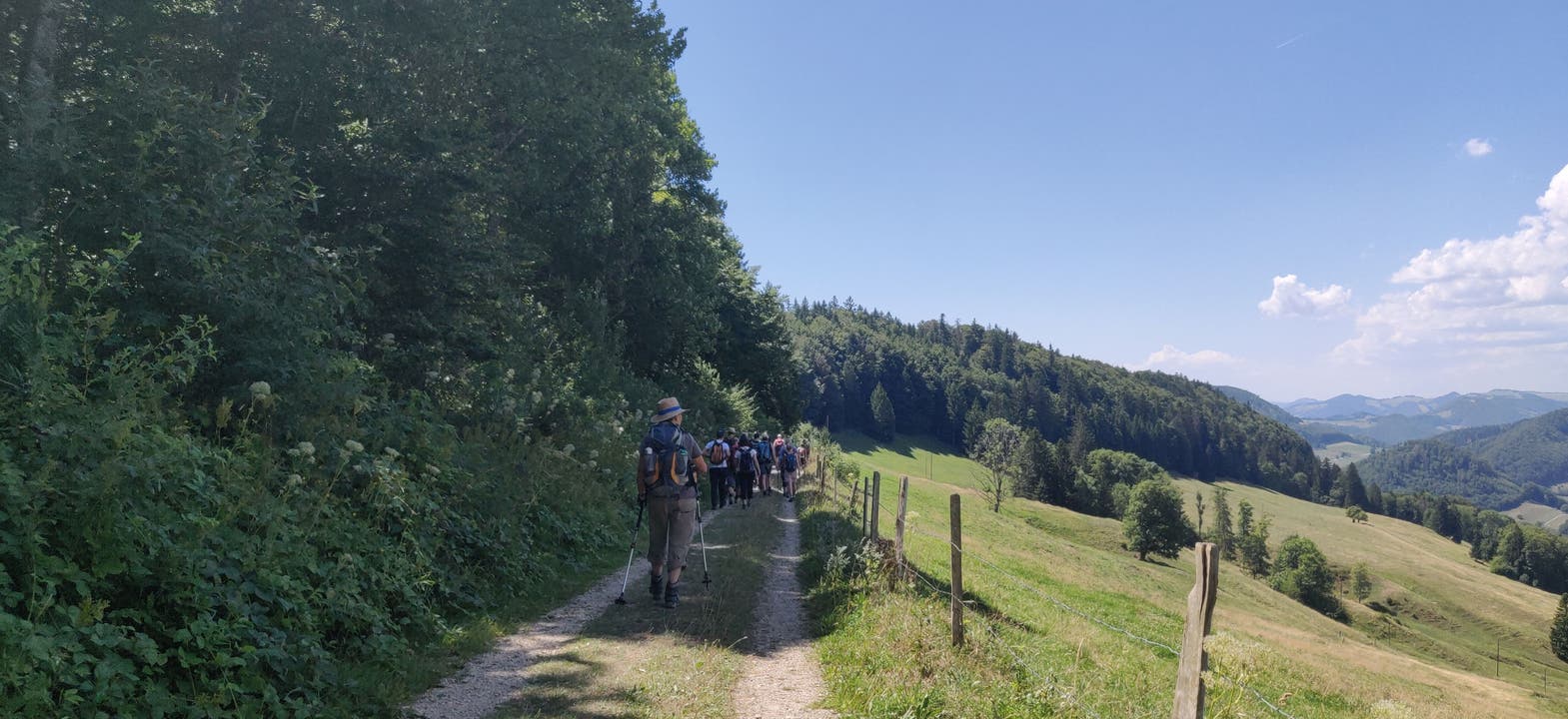 Schliesslich tritt die Wandergruppe das letzte Stück der Strecke bis nach Langenbruck an.
