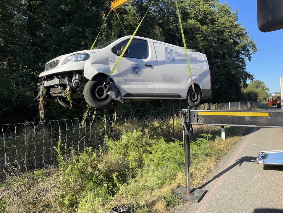 A1/Lenzburg: Ein 61-jähriger Lieferwagenfahrer kam von der Fahrbahn ab, weil er eingenickt war.