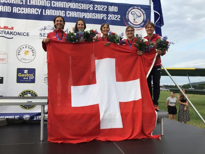Fallschirmzielspringen Weltmeisterschaft 2022 Bronzeteam Paradodendro: Von links: Christina Franz, Barbara Bloch-Franz, Erica Franz, Claudia Grätzer und Mirjam Lutz.