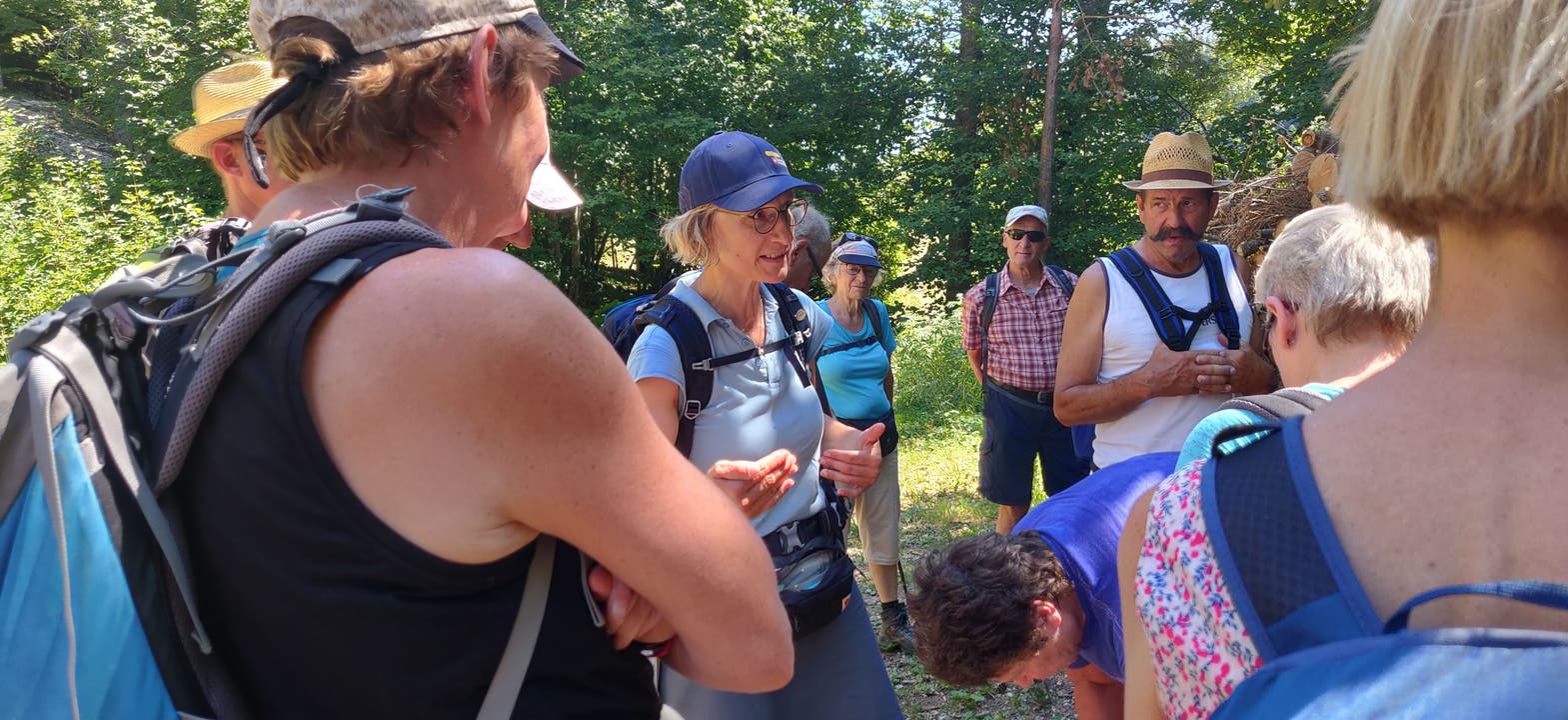 Vor einem anspruchsvolleren Stück Wanderung gibt Wanderleiterin Rosmarie Weber Instruktionen. 