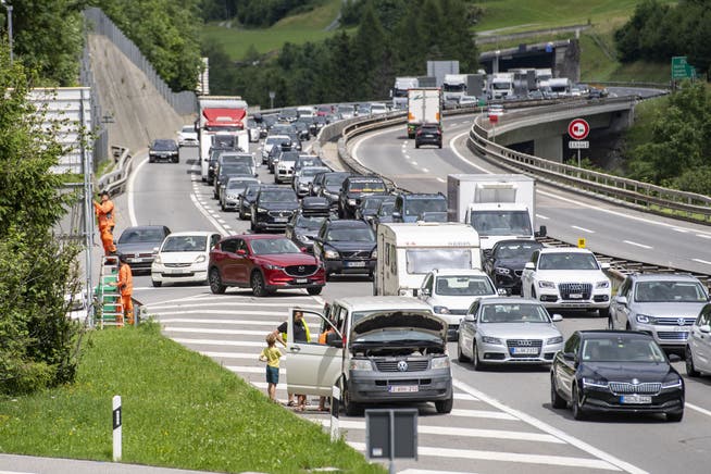 Der Verkehr zwischen Amsteg und Göschenen auf der Autobahn A2 staut sich normalerweise auf die Länge von bis zu acht Kilometern.