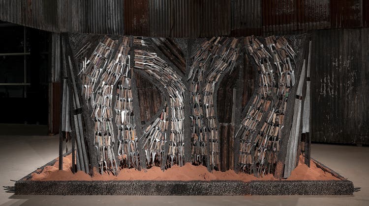 Da schärft die Documenta unsere Wahrnehmung. Skulptur aus hunderten gebrauchten Messern aus einem Slum von Nairobi. Wajukuu Art Project, Ngugi Waweru, Kahiu kogi gatemaga mwene, 2022. Installationsansicht, Documenta Halle. (Nicolas Wefers / documenta)
