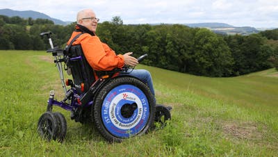 Mit den geländegängigen Rollstühlen kann die Natur auch fernab von Asphaltstrassen entdeckt werden. (zvg/Jurapark Aargau)