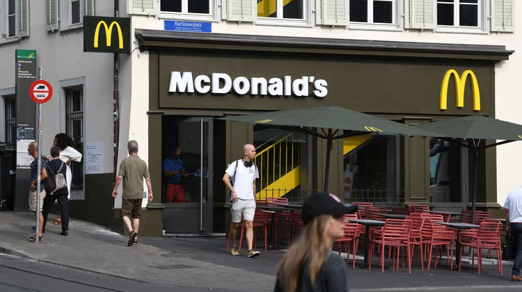 Neu mit ebenerdigem und somit rollstuhlgängigem Zugang: Die McDonald's-Filiale am Barfüsserplatz. (Juri Junkov)