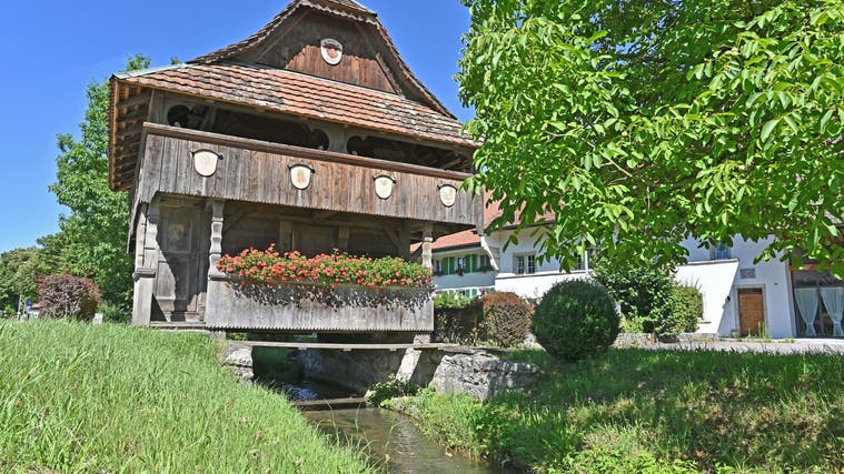 Der Neuendörfer Dorfspeicher wurde um 1720 über dem Dorfbach errichtet. (Bruno Kissling)