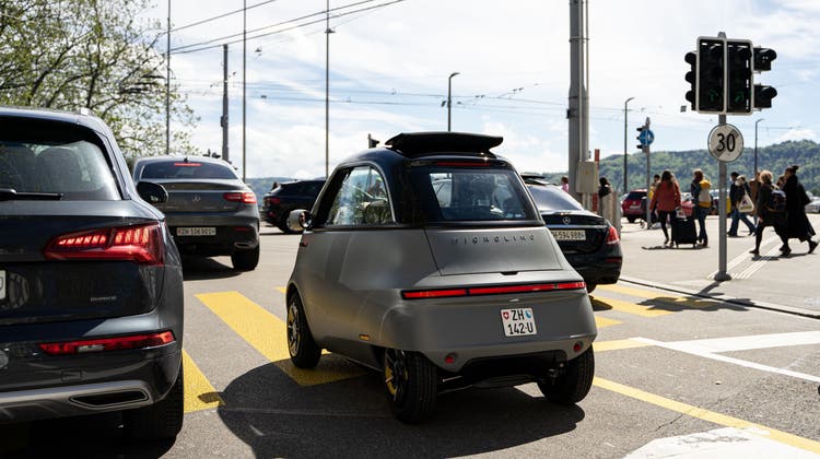 Mobilität im Kleinformat: Der Microlino benötig deutlich weniger Verkehrsfläche als ein Auto. (Bild: zVg)