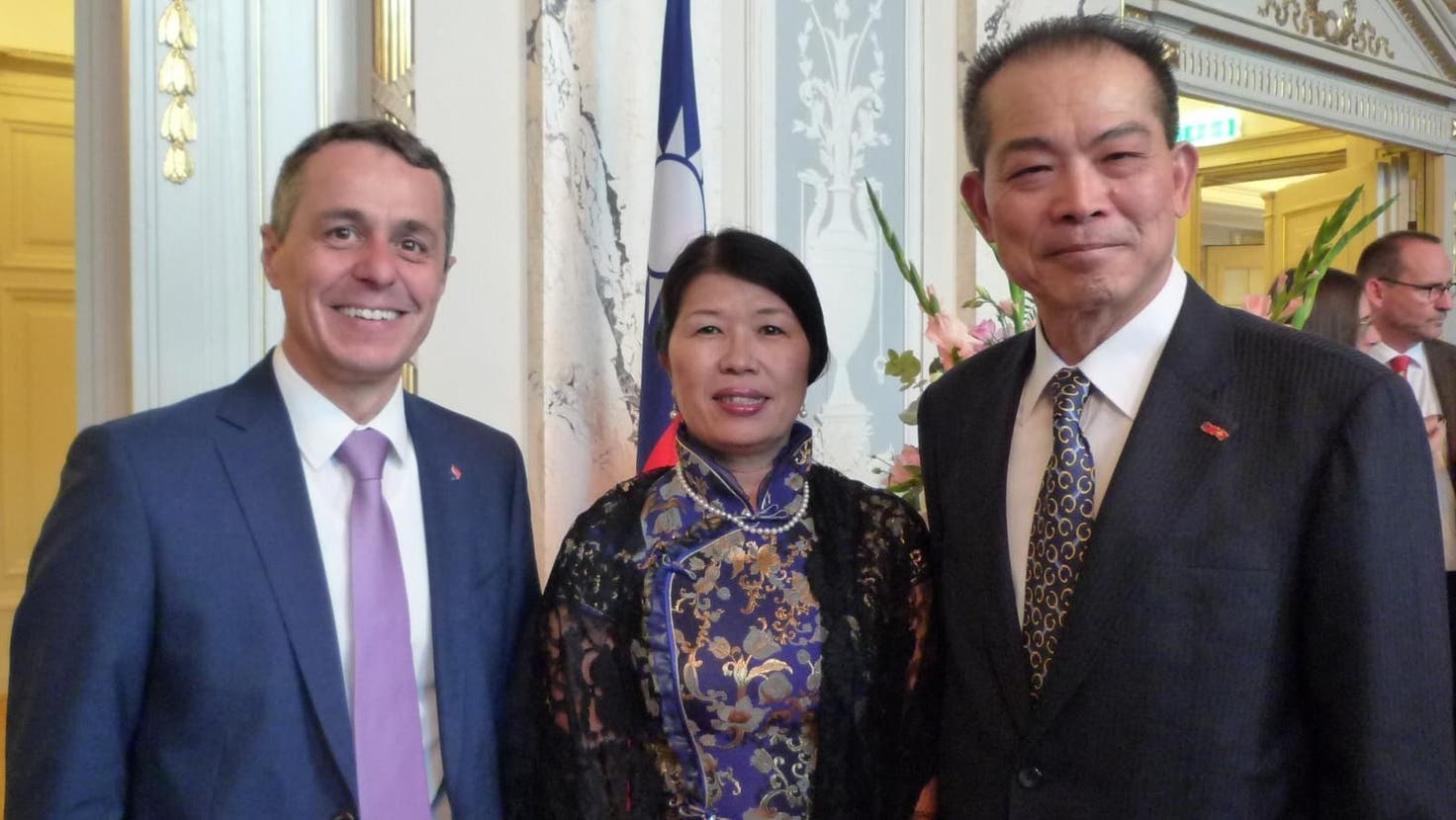 Der heutige Aussenminister Ignazio Cassis traf 2016 als Nationalrat auf einem Empfang den Vertreter Taiwans in der Schweiz, Liu Bagzhi, und dessen Frau. (Bild: zVg)