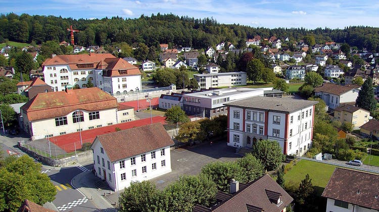 Bei der Schulanlage Bühl wurde mehrmals randaliert. Beim Schulhaus 1888 (rechts im Bild) wurden zuletzt neue Fenster eingeschlagen. (Archivbild) (Bruno Kissling)