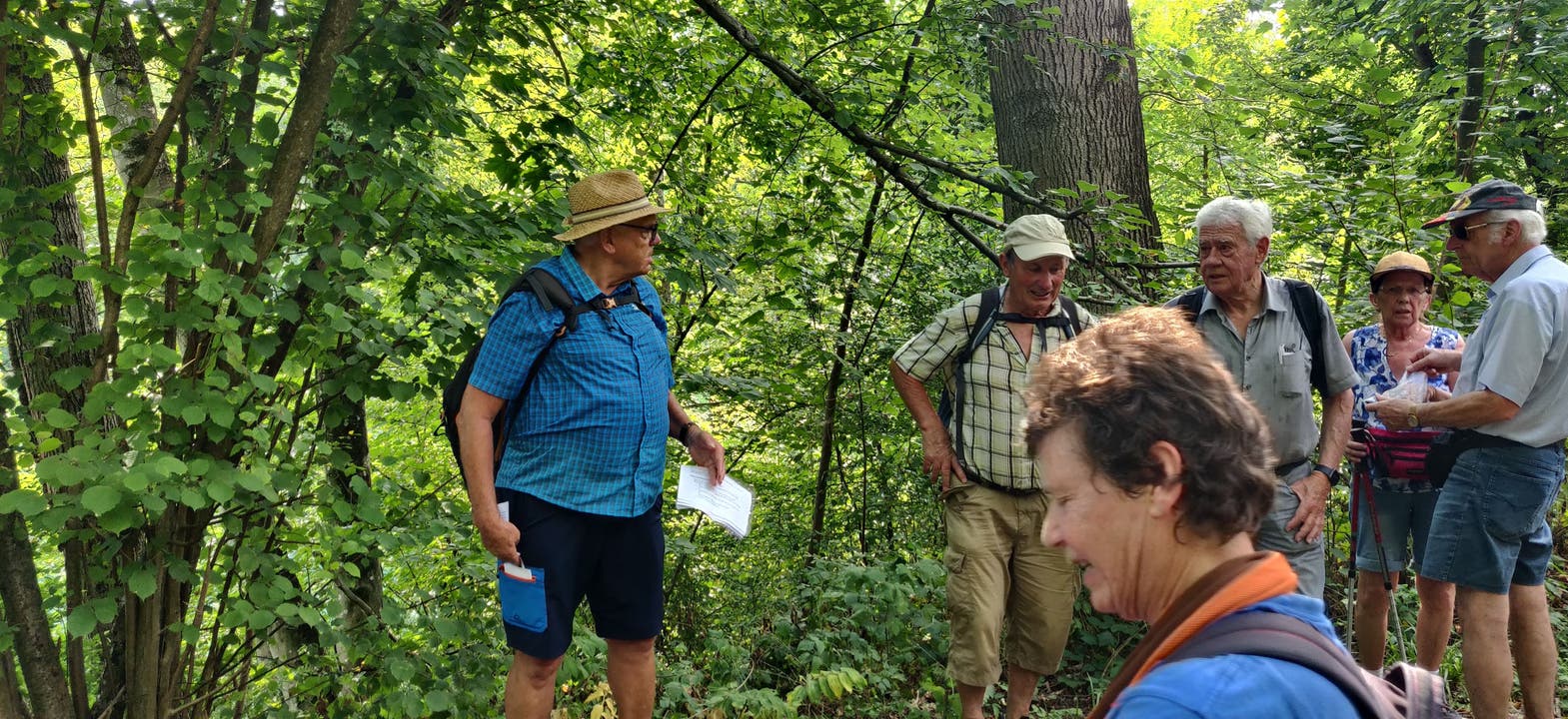 Auch Wanderleiter Walter Oettli (links) wartet mit spannenden Fakten auf. 