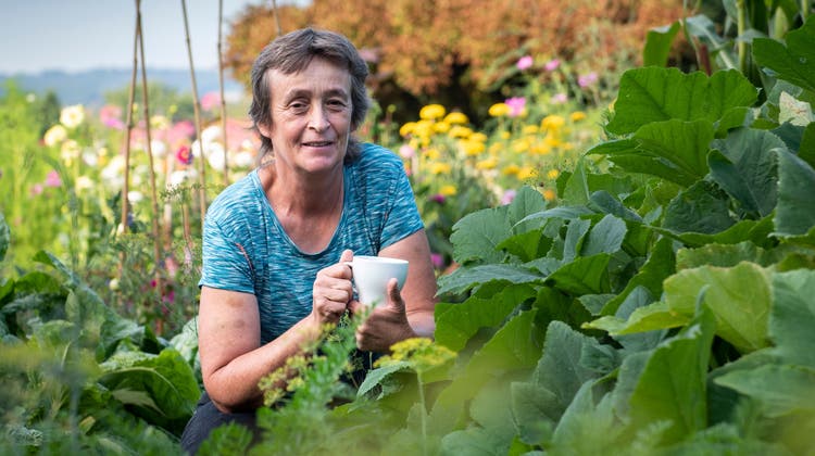Carole Kündig freut sich, wenn sich Besucherinnen und Besucher von ihrem Nutzgarten inspirieren lassen. «Das tut einfach gut.» (Carole Lauener)
