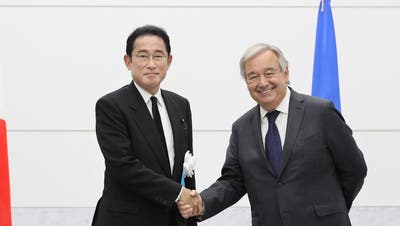 UN-Generalsekretär Antonio Guterres mit Japans Premierminister Fumio Kishida bei einem Handschlag vor ihrem Treffen in Hiroshima anlässlich des 77 Jahre Jubiläums der Bombardierung mit Atombomben durch die USA. (AP)