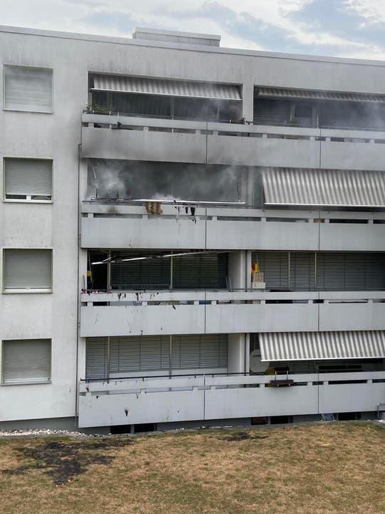 Rheinfelden, 5. August: Ein Gasgrill geriet auf einem Balkon in Brand. Das Feuer griff in der Folge auf einen weiteren Balkon über. Eine Person wurde leicht verletzt. Es entstand mittlerer Sachschaden.