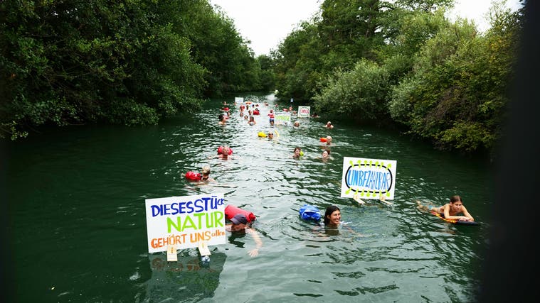 Protestschwimmen im Mitteldamm der Aare bei Aarau. Der Verein "Rettet den Mitteldamm" hat den Anlass zum zweiten Mal nach 2019 organisiert. (Zvg / Aargauer Zeitung)