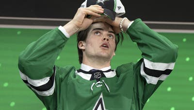 Lian Bichsel wurde im diesjährigen NHL-Draft in Montreal von den Dallas Stars an 18. Stelle ausgewählt. (keystone)