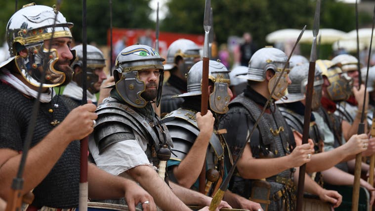 Der Autor (dritter von links) schlüpfte am Römerfest in die Rolle eines Legionärs. (Juri Junkov)