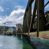 Die Reussbrücke vom rechten Ufer aus gesehen. (Bild: Eveline Beerkircher (Luzern, 8. August 2022))