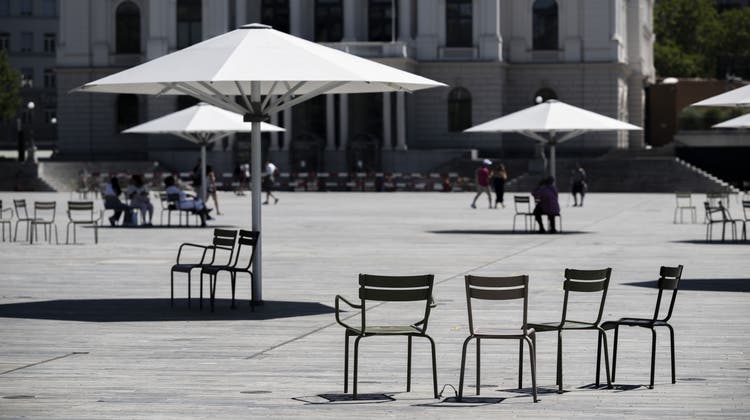 Sensoren an acht Stühlen auf dem Vulkanplatz in der Stadt Zürich sollen Aufschluss darüber geben, wo, wie häufig und wie lange die Stühle genutzt werden. Im Bild: der Sechseläutenplatz. (Symbolbild: Ennio Leanza / KEYSTONE)