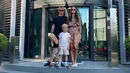 Kimi und seine Familie Räikkönen vor ihrer Luxusvilla in Baar. (Bild: Instagram)