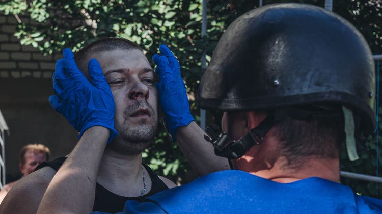 Ukrainische Rettungskräfte versorgen am 7. August einen verletzten Zivilisten in der Ostukraine. (Bild: Getty)