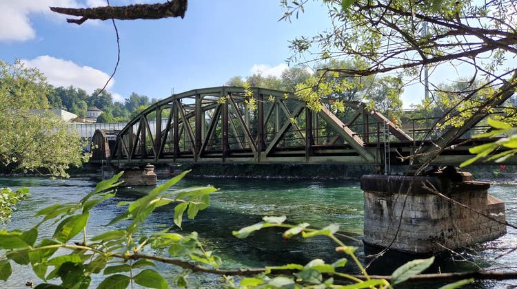 Hier bei der Reussbrücke ist ein 24-jähriger Mann schwer verunfallt, weil er auf die Brücke kletterte, um von dort in die Reuss zu springen. Er wurde von einem Zug erfasst. (Bild: Robino Rich (Luzern, 8. August 2022))