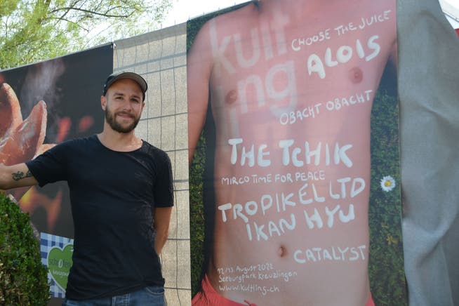 Raphael Hugentobler neben dem diesjährigen Kultling-Plakat.