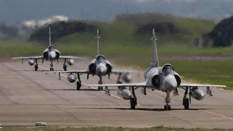 Drei Mirage 2000-5-Kampfjets der taiwanesischen Luftwaffe rollen vor dem Start auf einem Luftwaffenstützpunkt in Hsinchu. (Keystone)