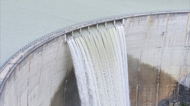 Gebidem-Stausee: Trotz Maximalleistung des Kraftwerks ist Wasser im Überfluss vorhanden. (Alpiq / Aargauer Zeitung)