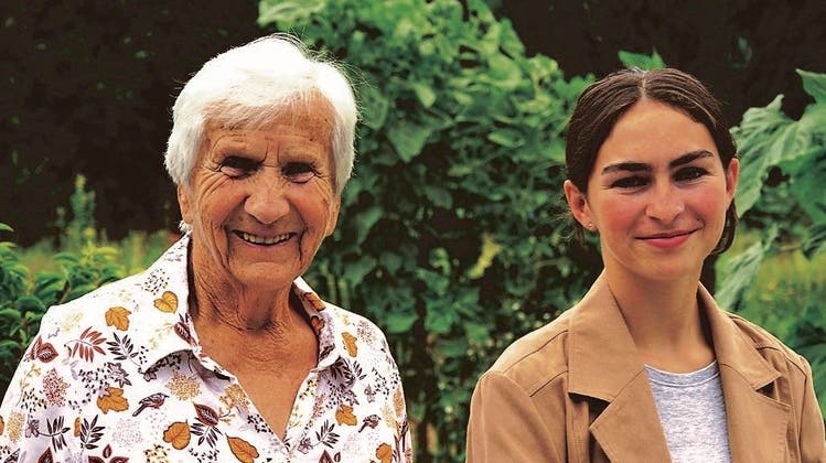 Grossmutter und Enkelin stellen gemeinsam aus: Annemarie Häusler-Wegmann mit Sina Müller. (Bild: PD)