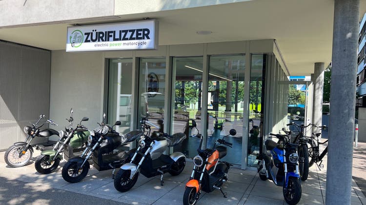 Die E-Roller von Züriflizzer in Schlieren. (Carmen Wehrli / Limmattaler Zeitung)