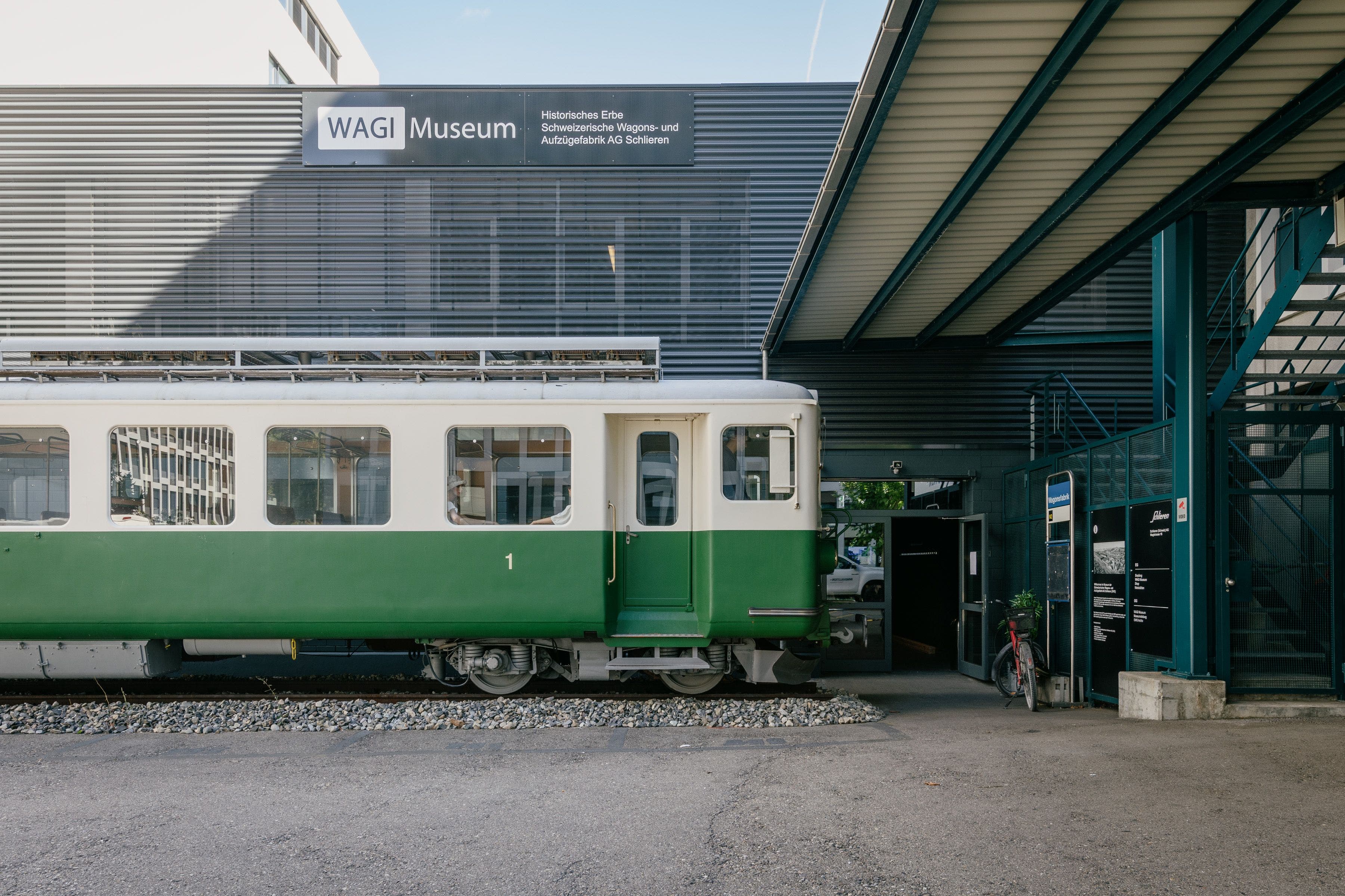 Der 1963 in der Wagi gebaute Triebwagen zeigt den Weg zum Museumseingang. Im Sommer 2021 holte der Verein Wagi Schlieren den 28-Tonnen-Koloss mit einem spektakulären Transport durch den Gotthard aus dem Bündnerland zurück nach Schlieren.