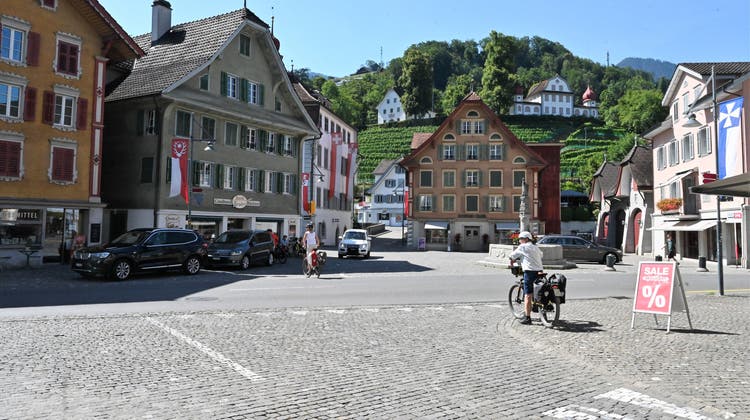 Der Sarner Dorfplatz. (Bild: Romano Cuonz (18. Juli 2022))