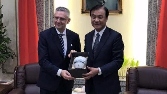 SVP-Nationalrat Andreas Glarner mit dem taiwanesischen Aussenminister Joseph Wu, im Hintergrund ein Bild von Staatsgründer Chiang Kai-shek, bei einem Taiwan-Besuch im Herbst 2018. (zvg)