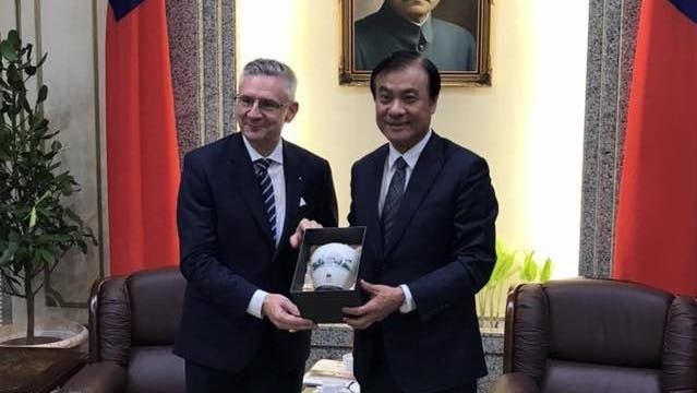 SVP-Nationalrat Andreas Glarner mit dem taiwanesischen Aussenminister Joseph Wu, im Hintergrund ein Bild von Staatsgründer Chiang Kai-shek, bei einem Taiwan-Besuch im Herbst 2018. (zvg)