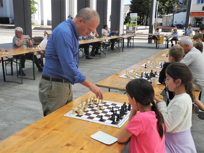 2019: Peter Pfiffner spielt beim Schach-Benefizturnier in der Markthalle Dietikon simultan gegen 25 Schachspieler. 