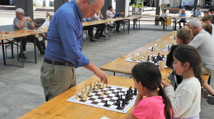 2019: Peter Pfiffner spielt beim Schach-Benefizturnier in der Markthalle Dietikon simultan gegen 25 Schachspieler. (Manuel Reisinger / LTA)