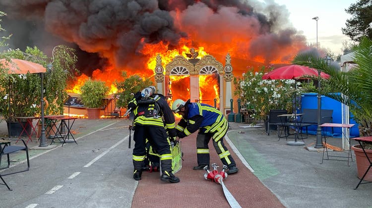 Feuerwehrkräfte aus Jestetten bei der Bekämpfung der Flammen, die das Verzehrtheater «Clowns & Kalorien» vernichten. (Bild: Feuerwehr Jestetten)