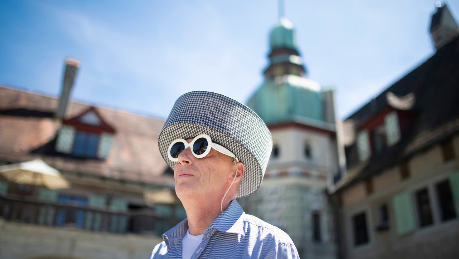 Heimleiter Bernhard Hofstetter inszeniert sich fürs Foto mit Hut und Sonnenbrille. (Bild: Benjamin Manser)
