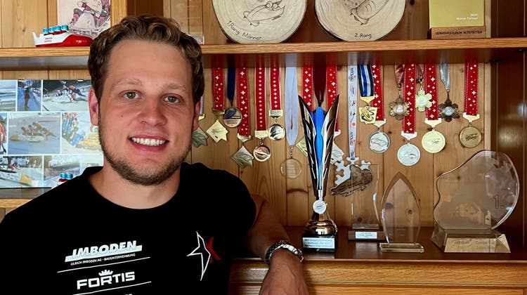 Marco Tanner vor den Medaillen und Pokalen, die er in sechs Jahren als Bobfahrer gewonnen hat: «Um auch noch die Medaillen auszustellen, die ich als Leichtathlet gewonnen habe, reicht der Platz nicht.» (Bild: PD)