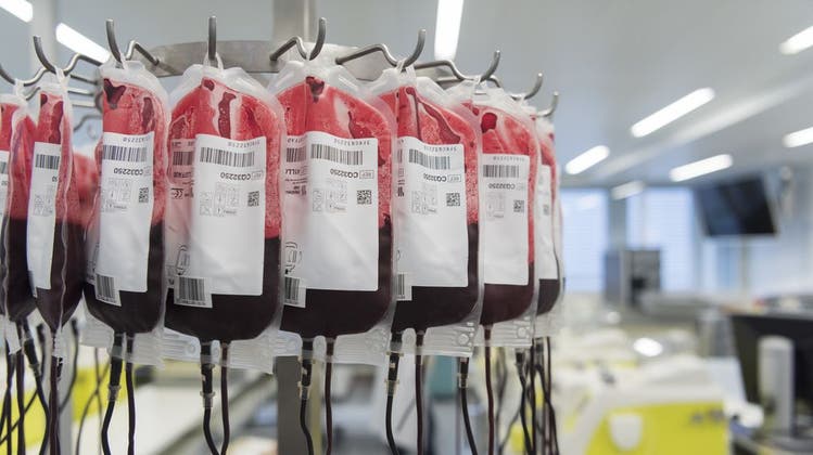 Besonders in der Zeit während und nach den Ferien sind die Blutspendezentren auf Spenden angewiesen. (Bild: Keystone)