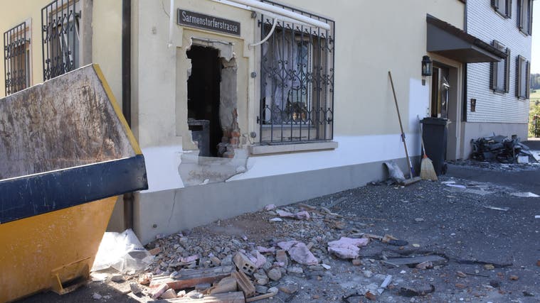 Eine unbekannte Täterschaft sprengte den Bancomaten in Büttikon und hinterliess ein Bild der Zerstörung. (Melanie Burgener)