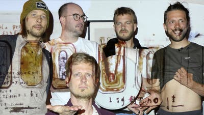 Lightnode sind Roger Imboden (vorne) sowie stehend (v. l. n. r.) Roland Christen (Bass), Marco Zimmermann (Drums), Cyrill Zumsteg (Keys), Florian Limacher (Guitars). (Bild: PD)