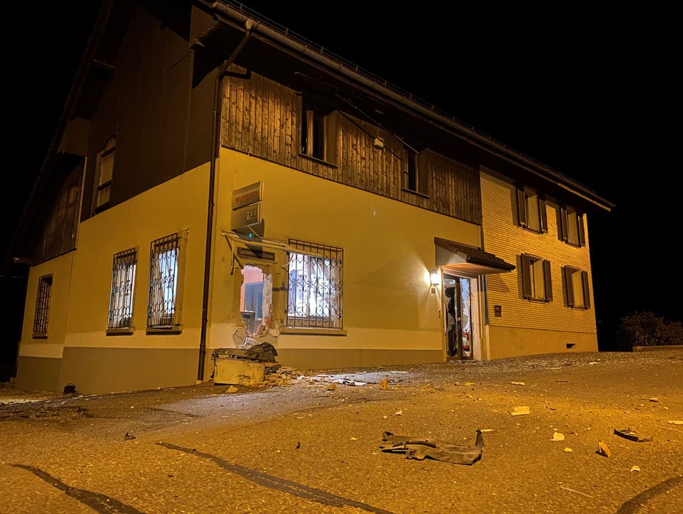 Büttikon, 10. August: In der Nacht auf Mittwoch, 10. Augst, haben Unbekannte einen Bankomat der Raiffeisenbank in Büttikon gesprengt. Die Täter konnten mit Roller oder Motorrad und Bargeld flüchten.