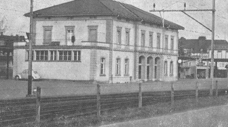 1972 tut sich etwas am Bahnhof Lenzburg. Das alte Bahnhofsgebäude hat ausgedient und muss einem Provisorium weichen. (Screenshot Lenzburger Neujahrsblätter)